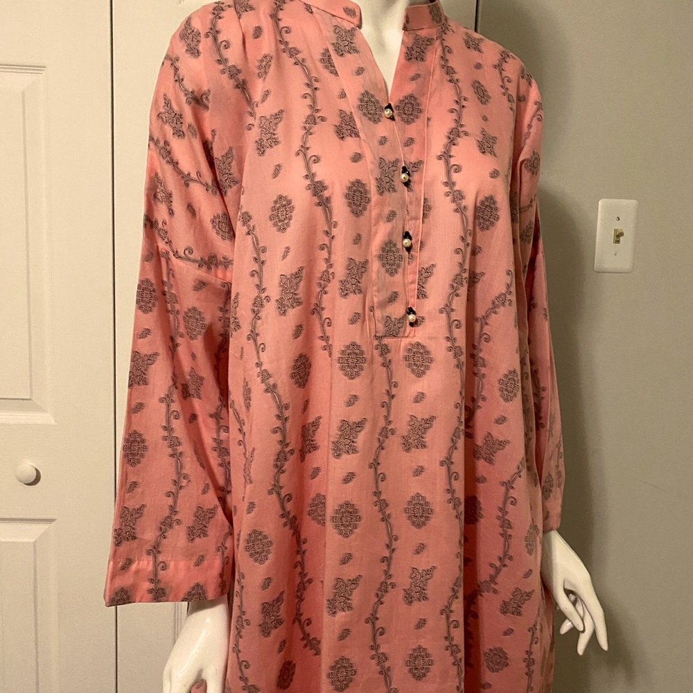 Dresses - Picture 2 of 3